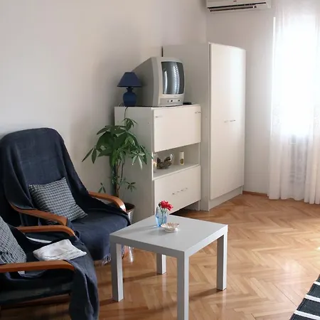 Mircek Apartment Pag Town